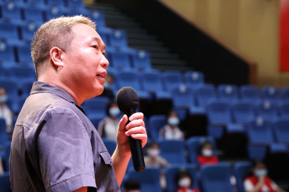 李长山法官给学生讲授新学期的第一节法治课.JPG