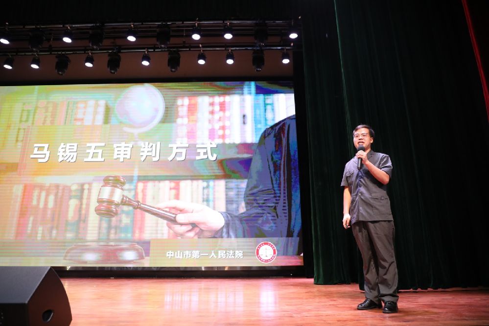 政治部党支部党员冯要举与在场师生进行党史知识互动.JPG